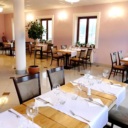 I Restauracja Różany Dwór Hotel 3*