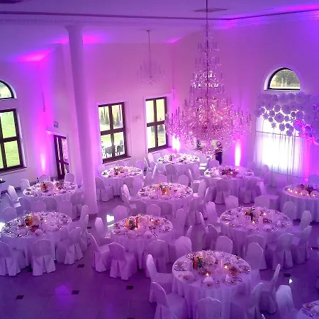 Hotel I Restauracja Różany Dwór Skrzeszew